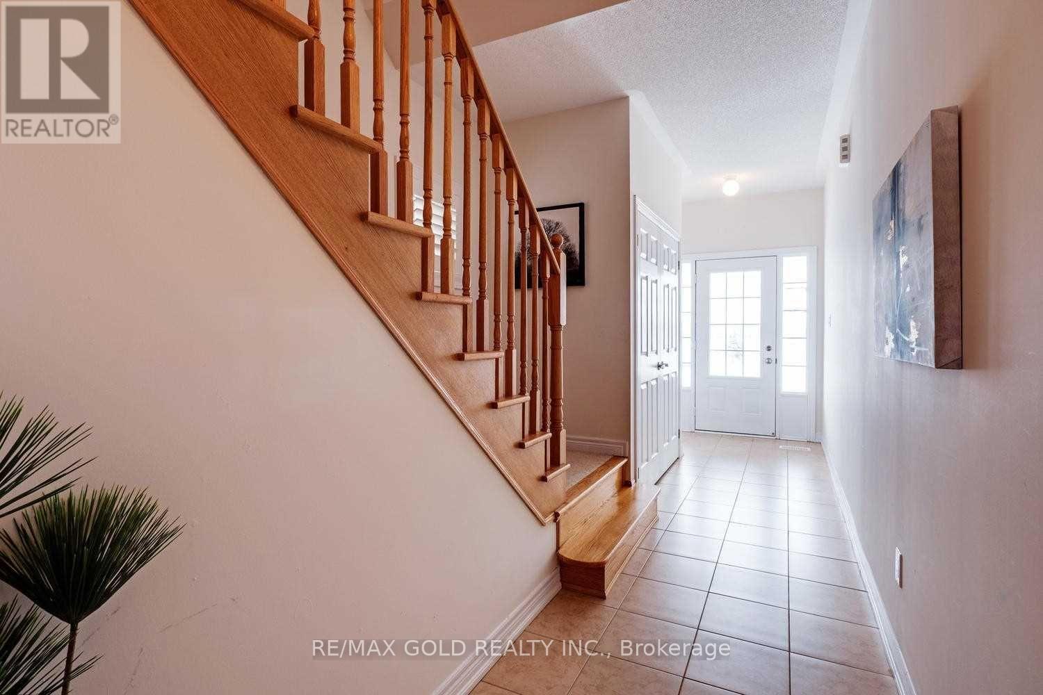 71 Lanark Circle, Brampton, Ontario  L6X 5L3 - Photo 4 - W12504836