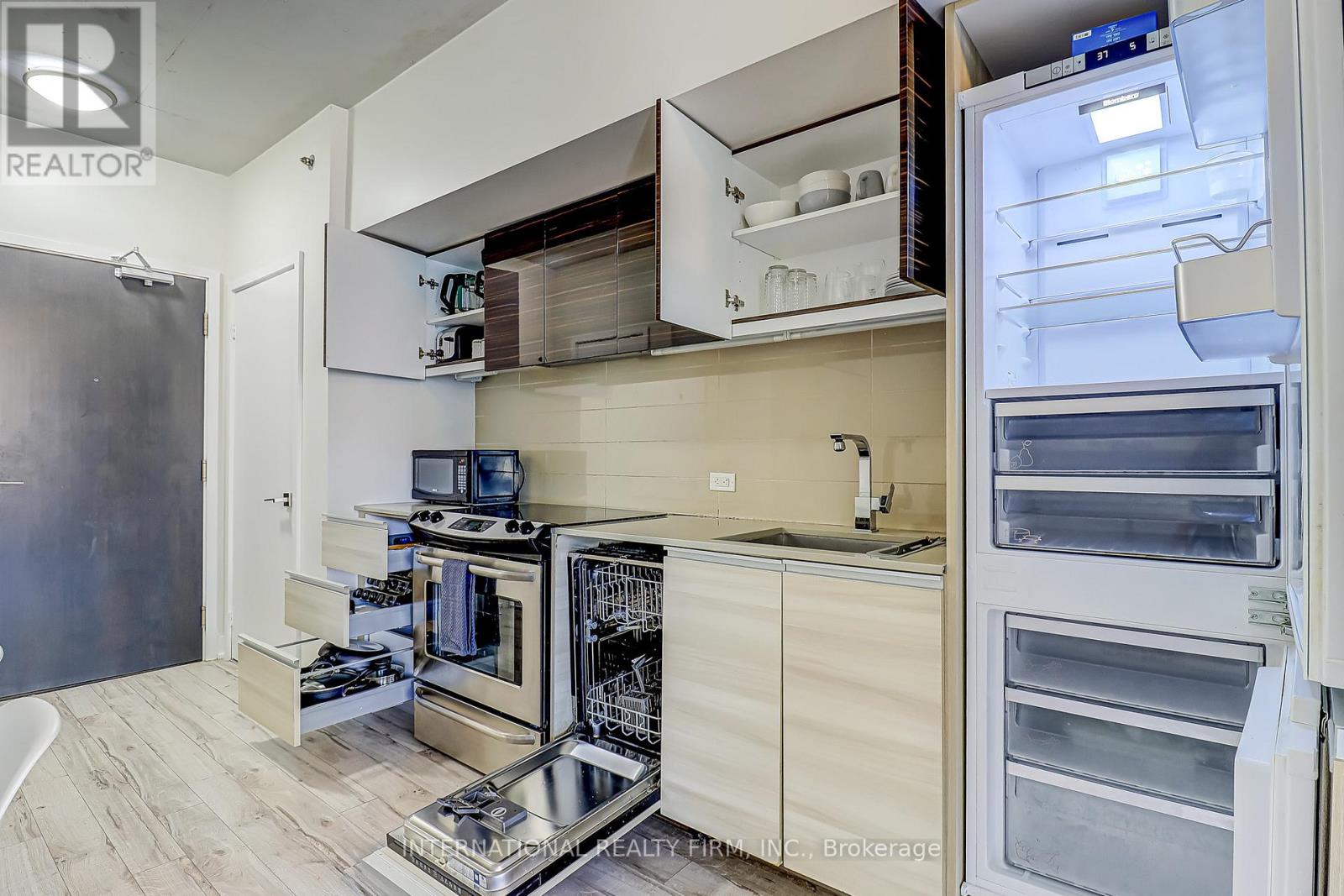 604 - 20 Minowan Miikan Lane, Toronto, Ontario  M6J 0E5 - Photo 7 - C12505094