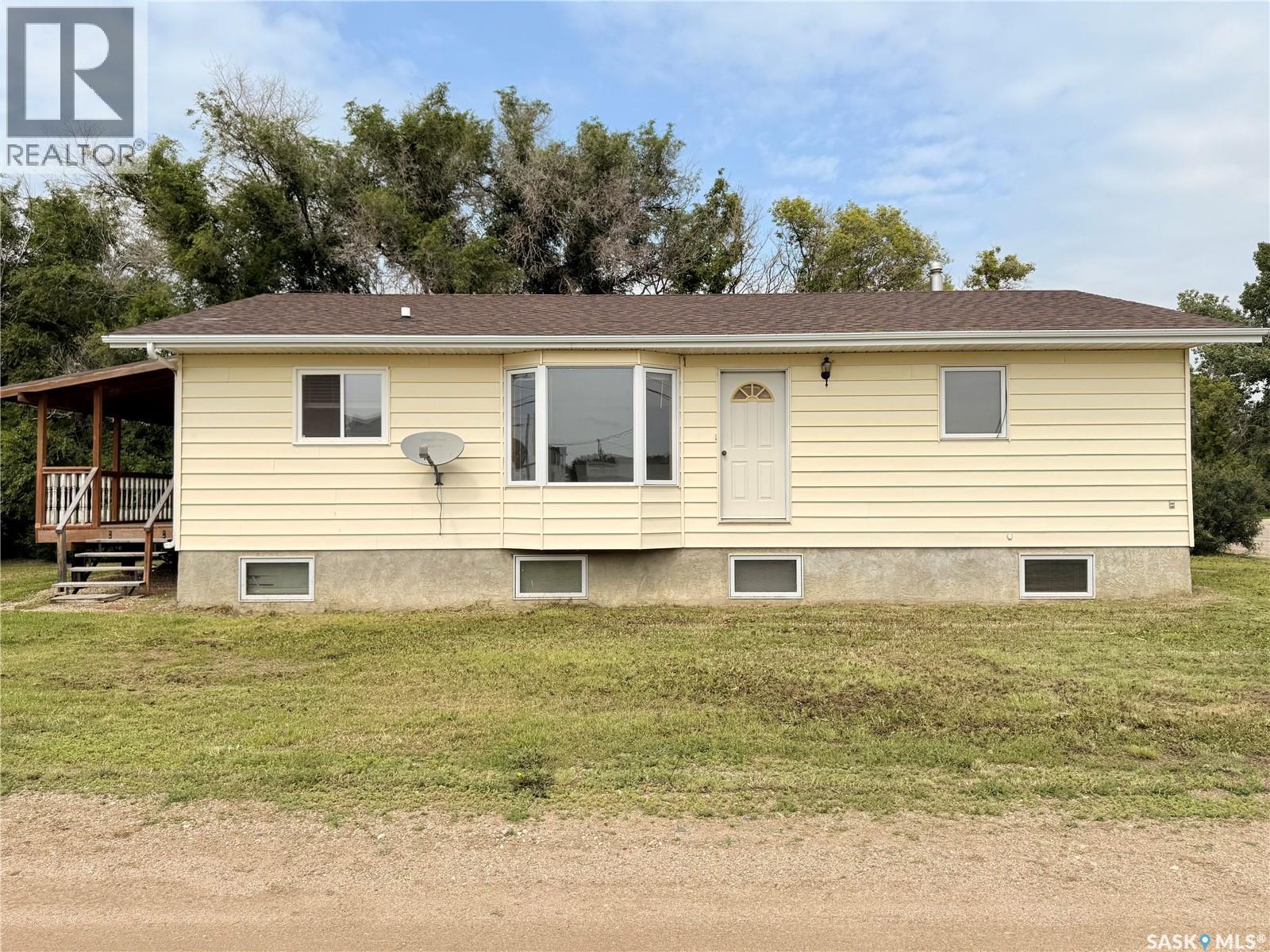 100 1st Avenue N, Lucky Lake, Saskatchewan  S0L 1Z0 - Photo 3 - SK022305