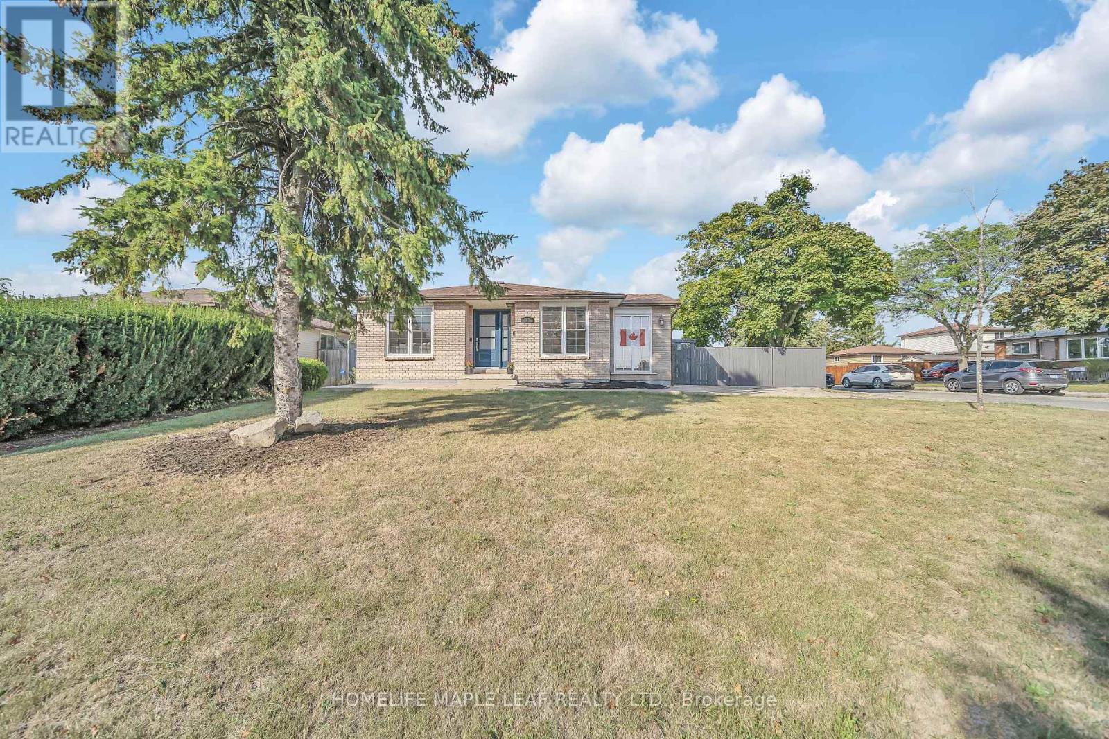 4 Lisa Court, Hamilton, Ontario  L8V 4P9 - Photo 3 - X12443412