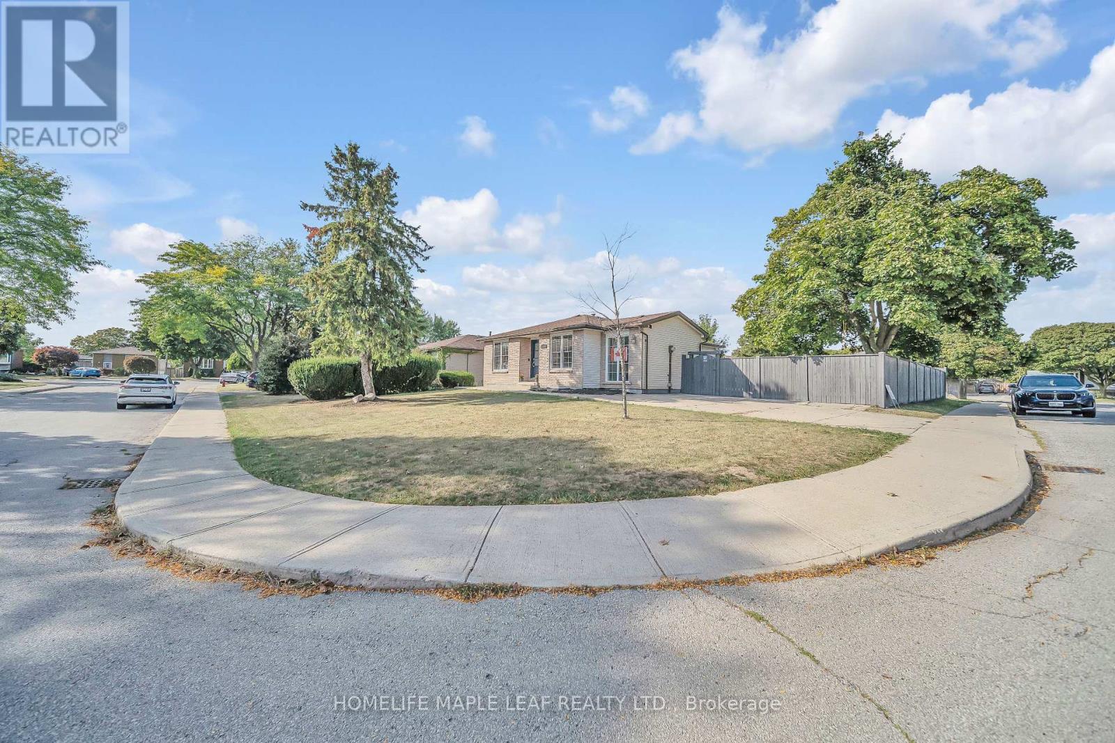 4 Lisa Court, Hamilton, Ontario  L8V 4P9 - Photo 4 - X12443412