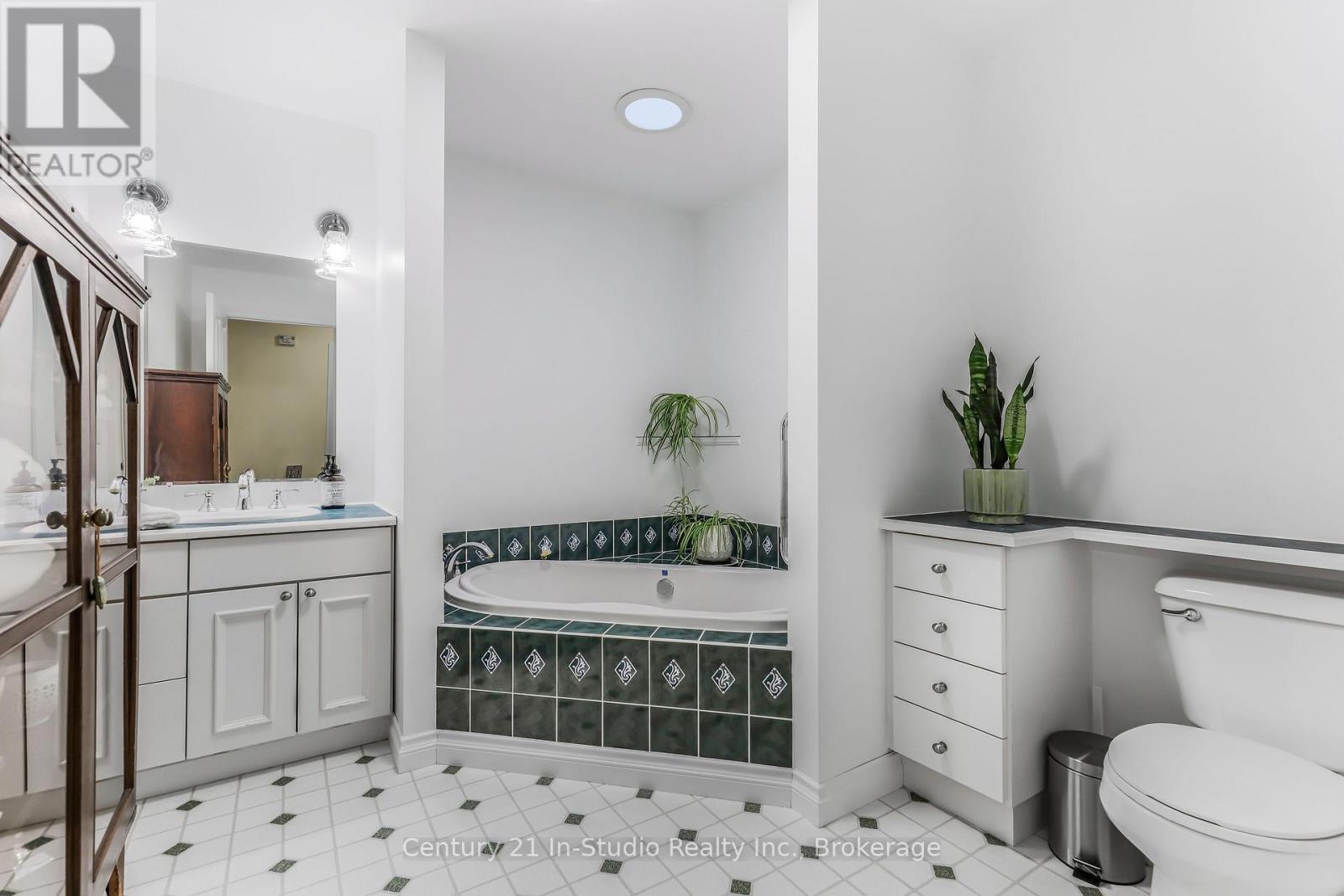 244 Summerhill Road, Saugeen Shores, Ontario  N0H 2L0 - Photo 38 - X12505252