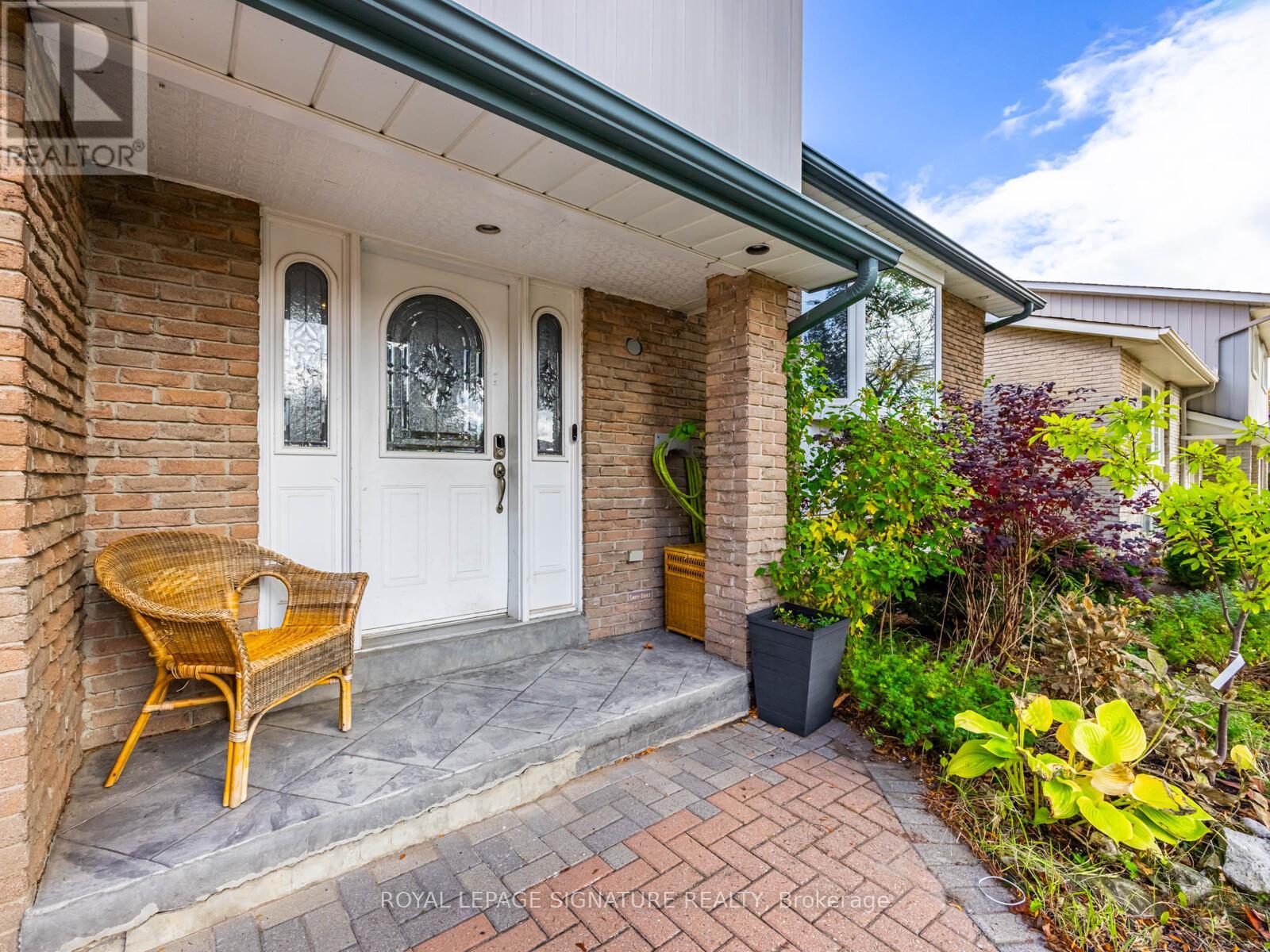 2606 Kinnerton Crescent, Mississauga, Ontario  L5K 2B2 - Photo 2 - W12505020