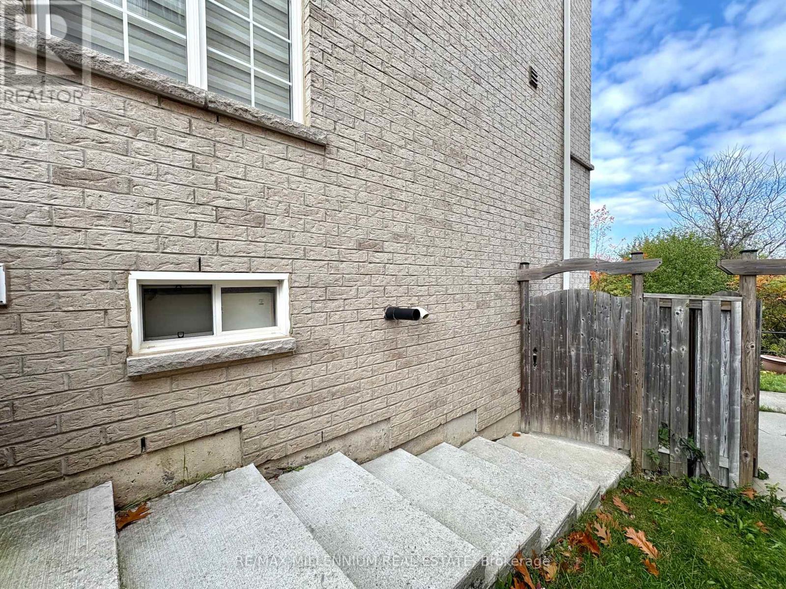 Walk Out Unit - 41 Stoneylake (Lower) Avenue, Brampton, Ontario  L6V 4R1 - Photo 17 - W12505126