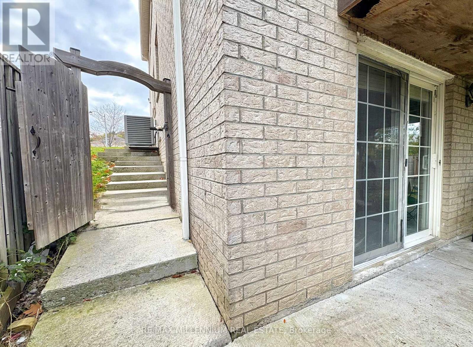 Walk Out Unit - 41 Stoneylake (Lower) Avenue, Brampton, Ontario  L6V 4R1 - Photo 18 - W12505126