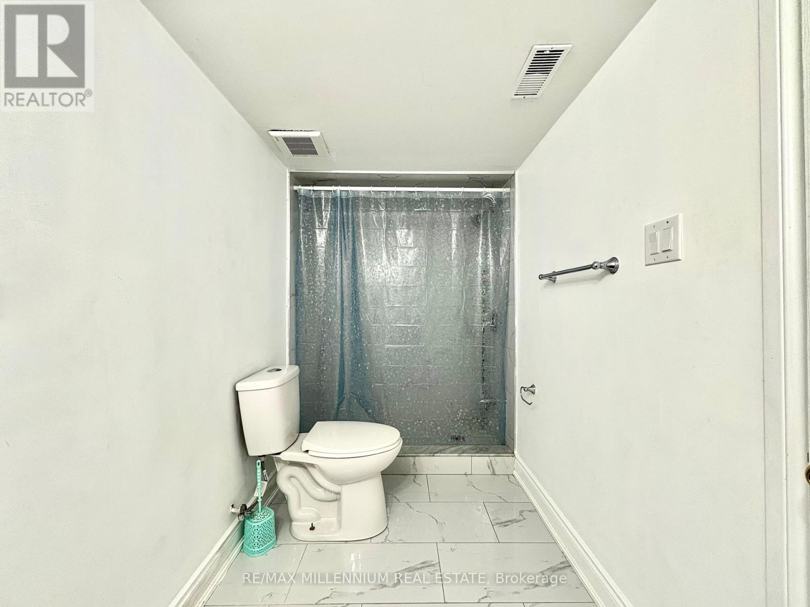 Walk Out Unit - 41 Stoneylake (Lower) Avenue, Brampton, Ontario  L6V 4R1 - Photo 8 - W12505126