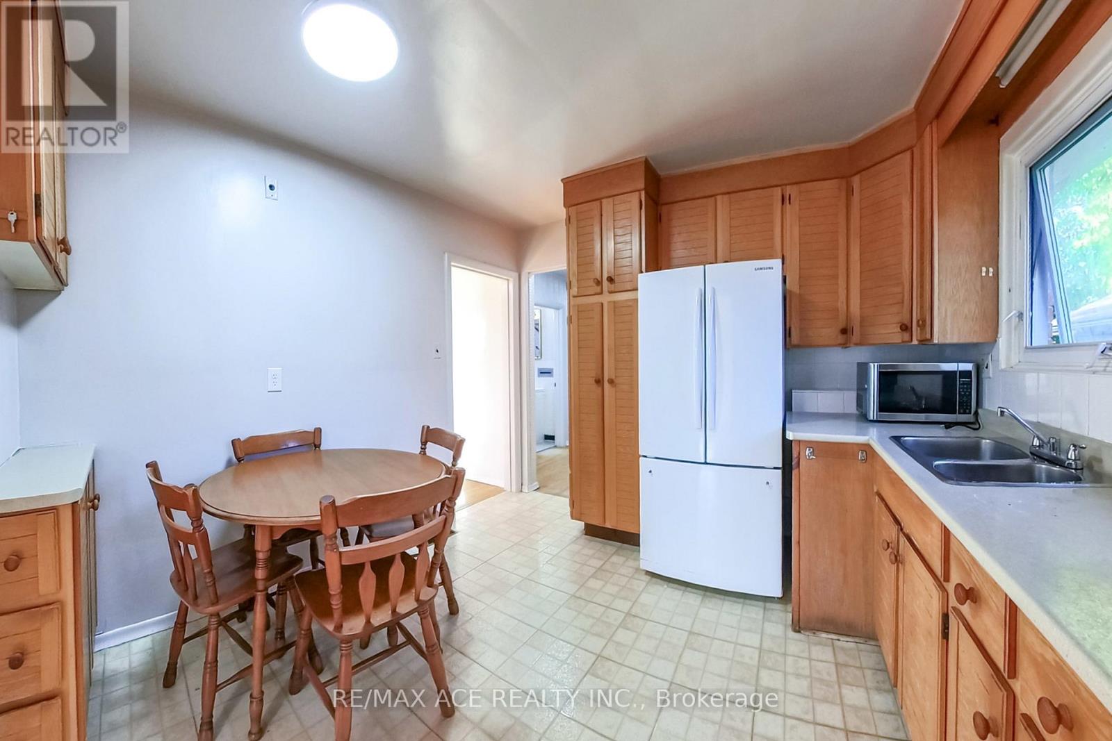 42 Swanhurst Boulevard, Mississauga, Ontario  L5N 1B7 - Photo 10 - W12505162