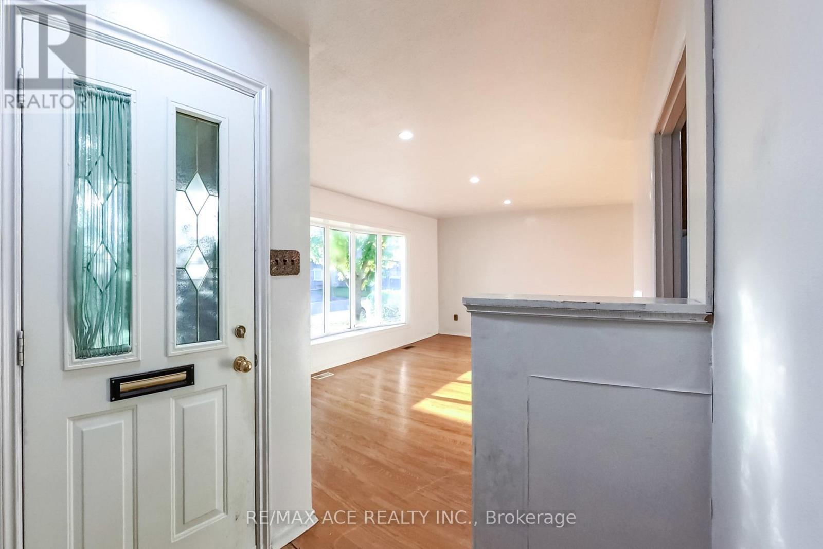 42 Swanhurst Boulevard, Mississauga, Ontario  L5N 1B7 - Photo 4 - W12505162