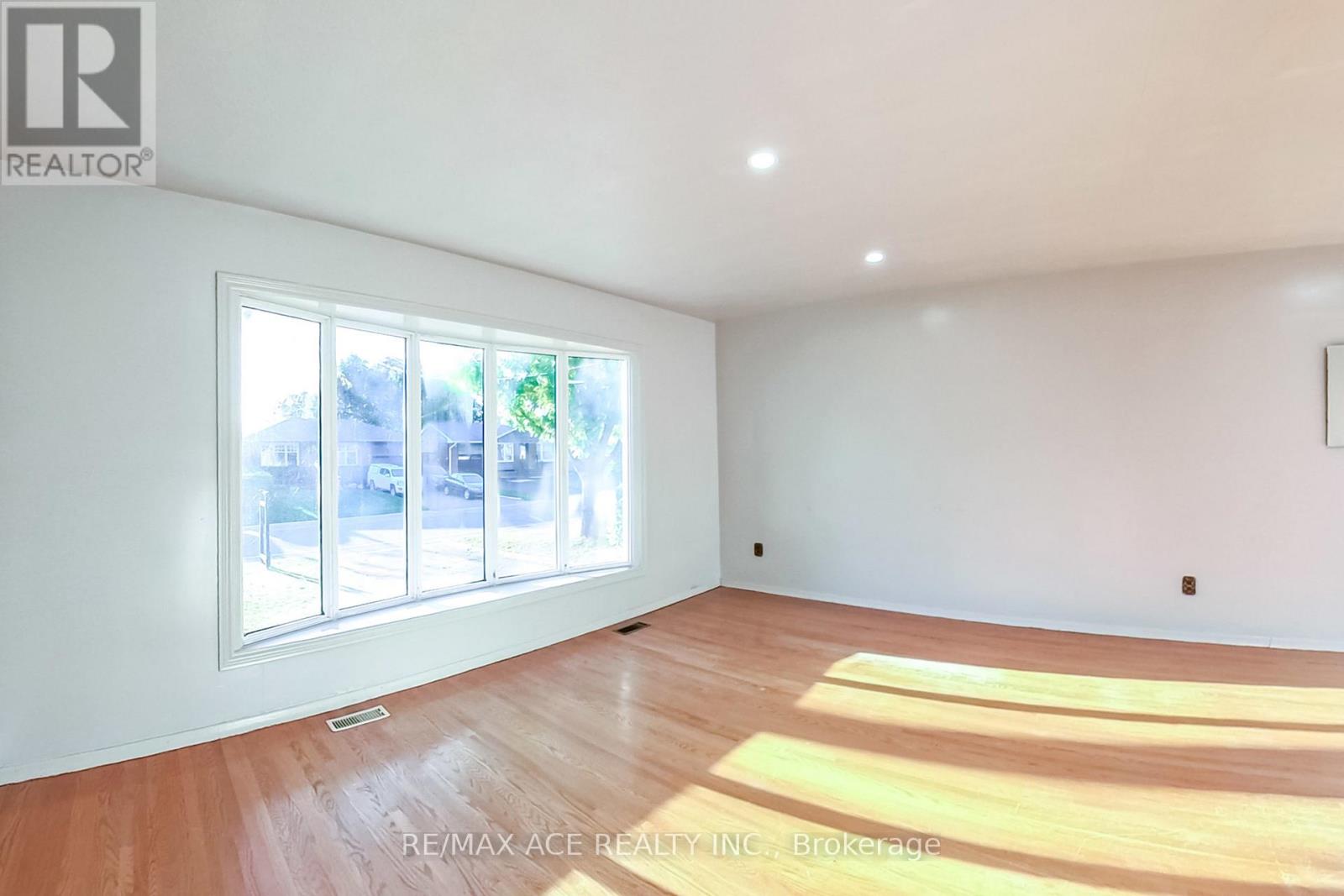 42 Swanhurst Boulevard, Mississauga, Ontario  L5N 1B7 - Photo 5 - W12505162