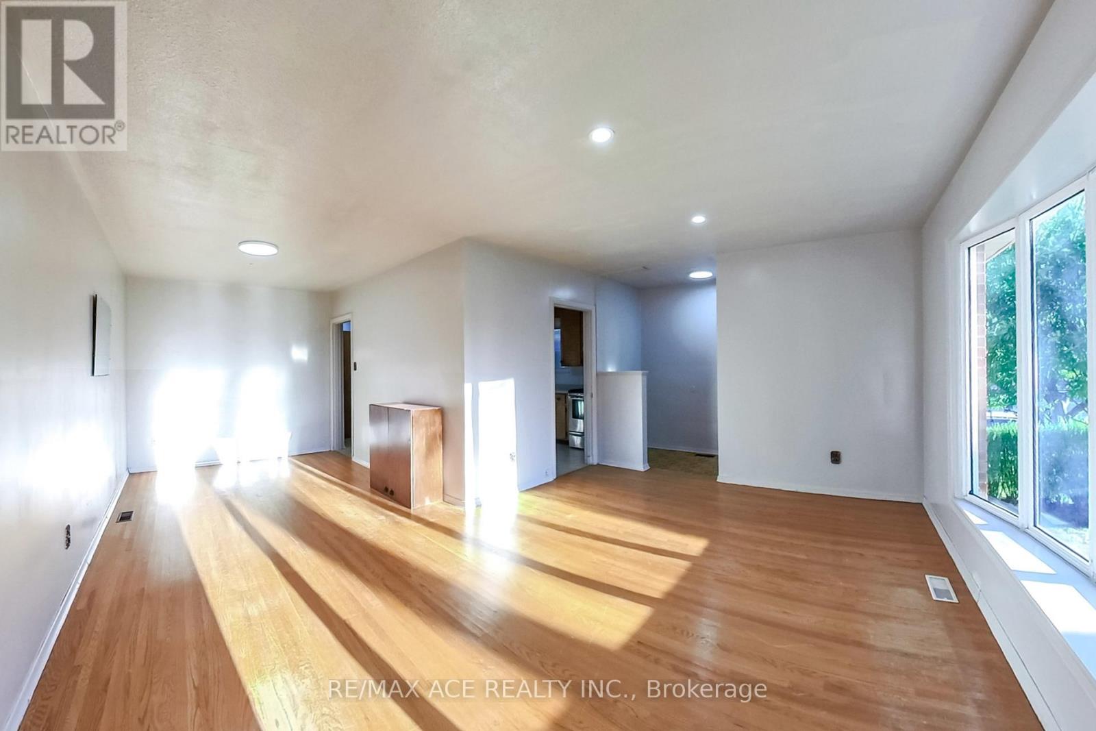 42 Swanhurst Boulevard, Mississauga, Ontario  L5N 1B7 - Photo 6 - W12505162