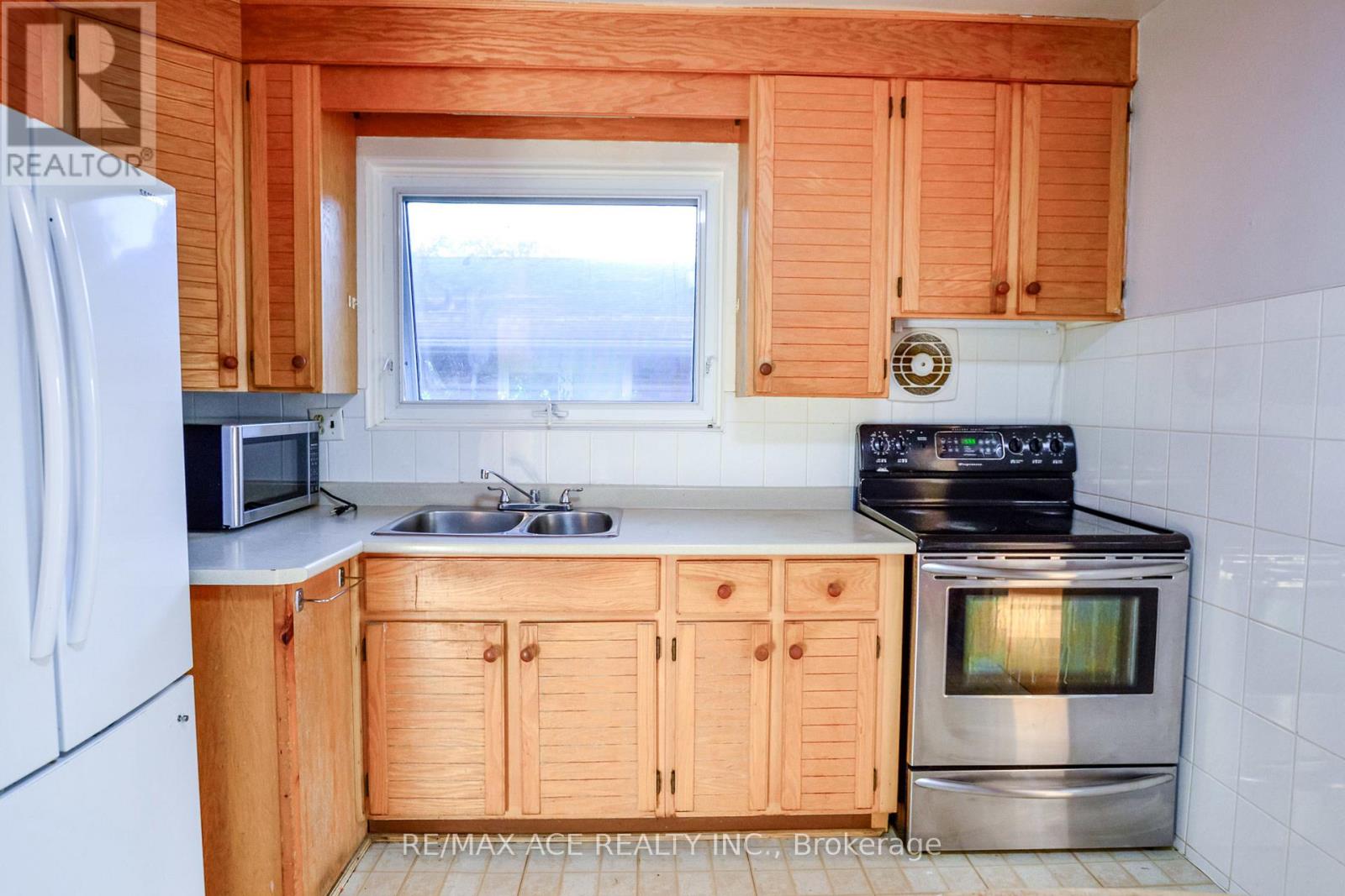 42 Swanhurst Boulevard, Mississauga, Ontario  L5N 1B7 - Photo 8 - W12505162