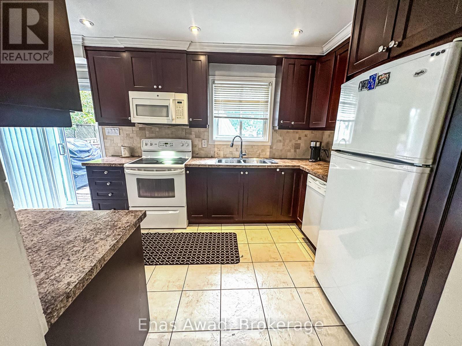 3072 Patrick Crescent, Mississauga, Ontario  L5N 3G5 - Photo 3 - W12505240