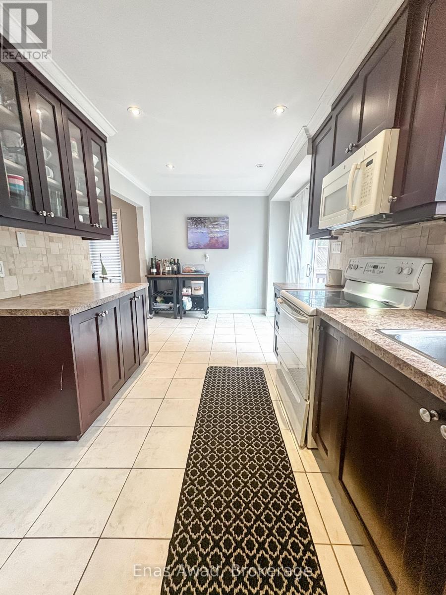 3072 Patrick Crescent, Mississauga, Ontario  L5N 3G5 - Photo 4 - W12505240