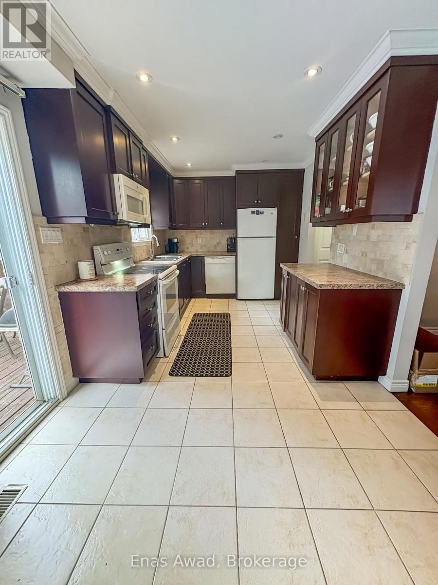 3072 Patrick Crescent, Mississauga, Ontario  L5N 3G5 - Photo 5 - W12505240