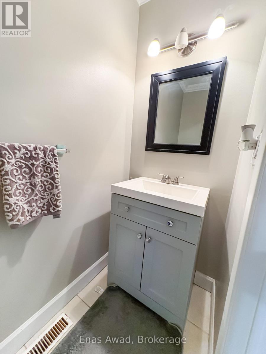 3072 Patrick Crescent, Mississauga, Ontario  L5N 3G5 - Photo 7 - W12505240