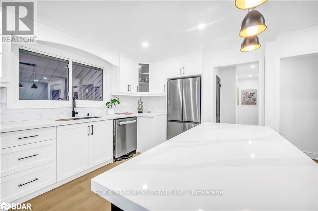 Upper - 170 Terrace Drive, Hamilton, Ontario  L9A 2Z1 - Photo 8 - X12505024