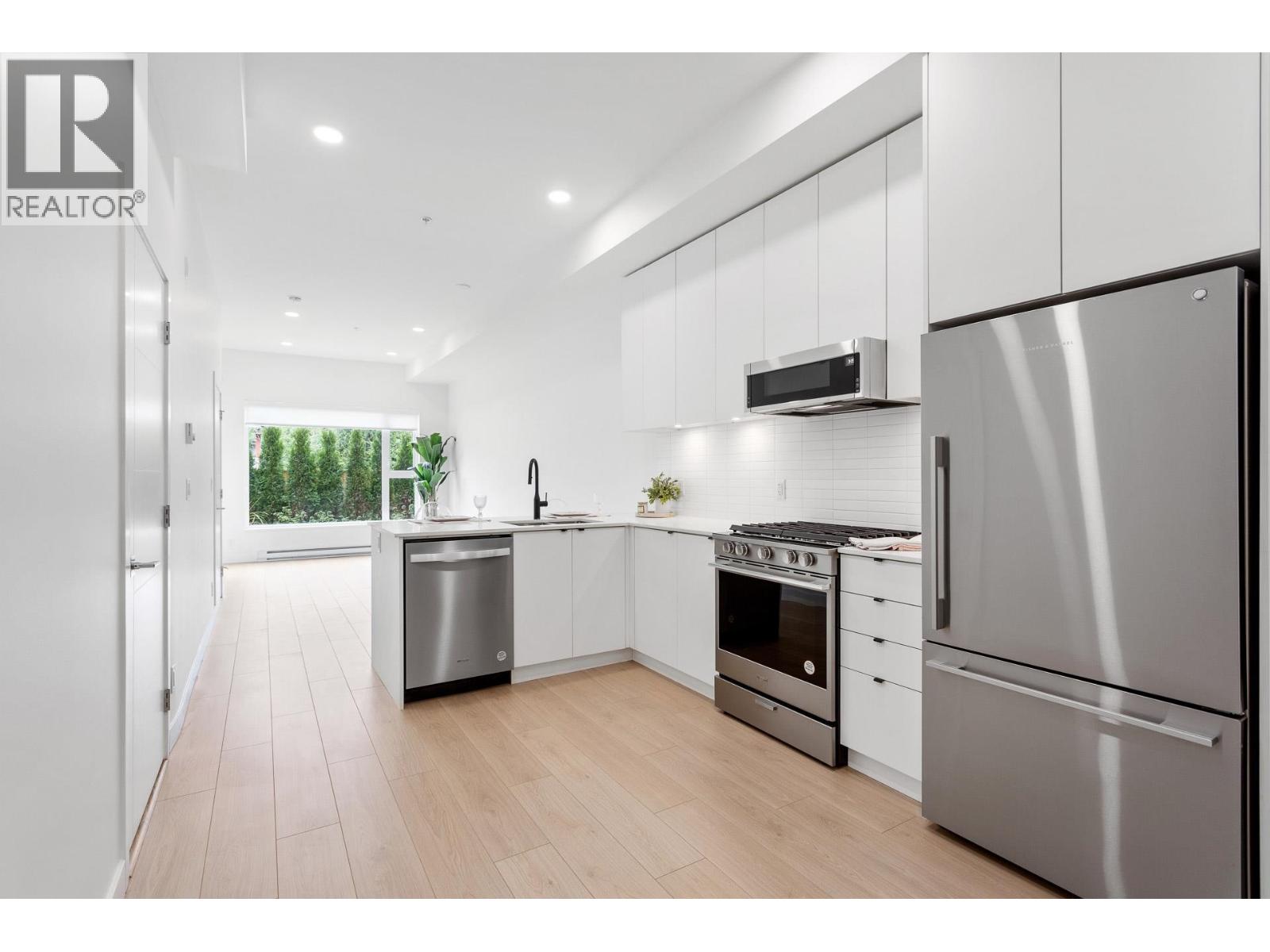 108 2345 Rindall Avenue, Port Coquitlam, British Columbia  V3C 1V3 - Photo 3 - R3064226