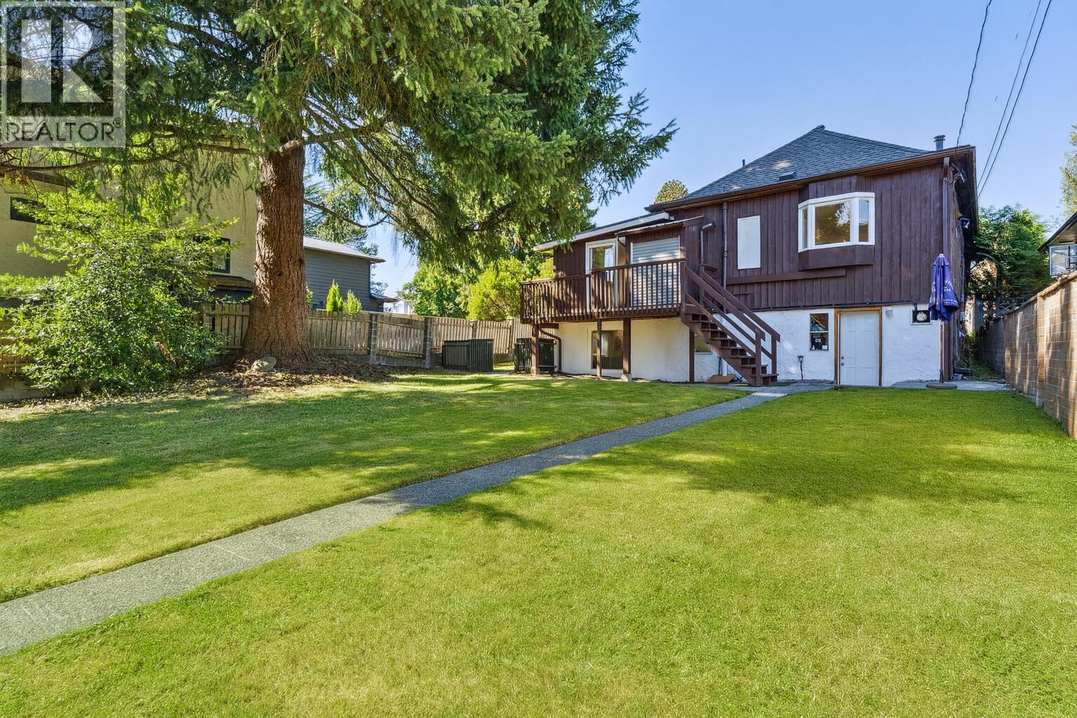 865 E 12th Street, North Vancouver, British Columbia  V7L 2L2 - Photo 2 - R3064201