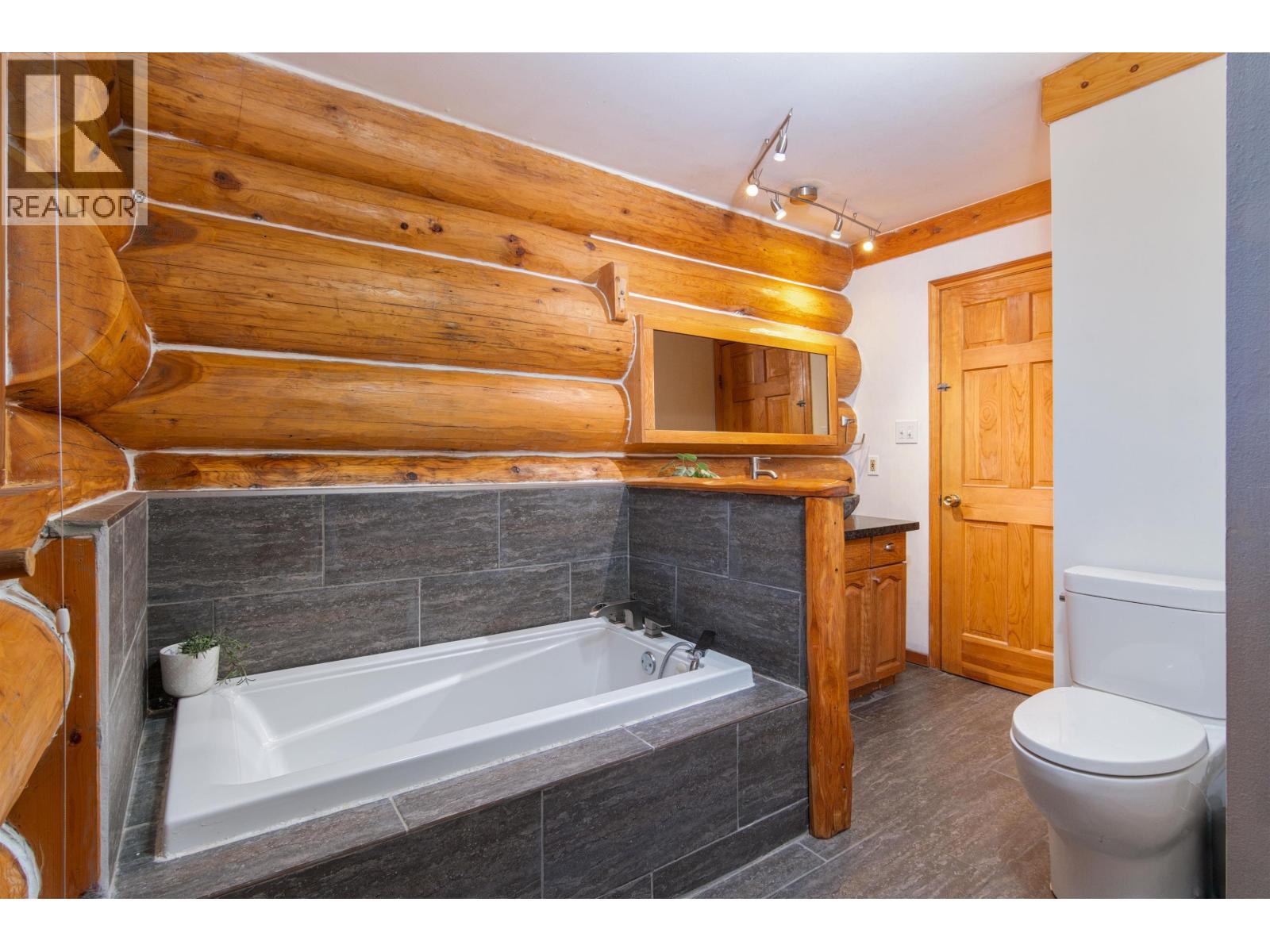 6252 Bishop Way, Whistler, British Columbia  V8E 0C6 - Photo 7 - R3064233