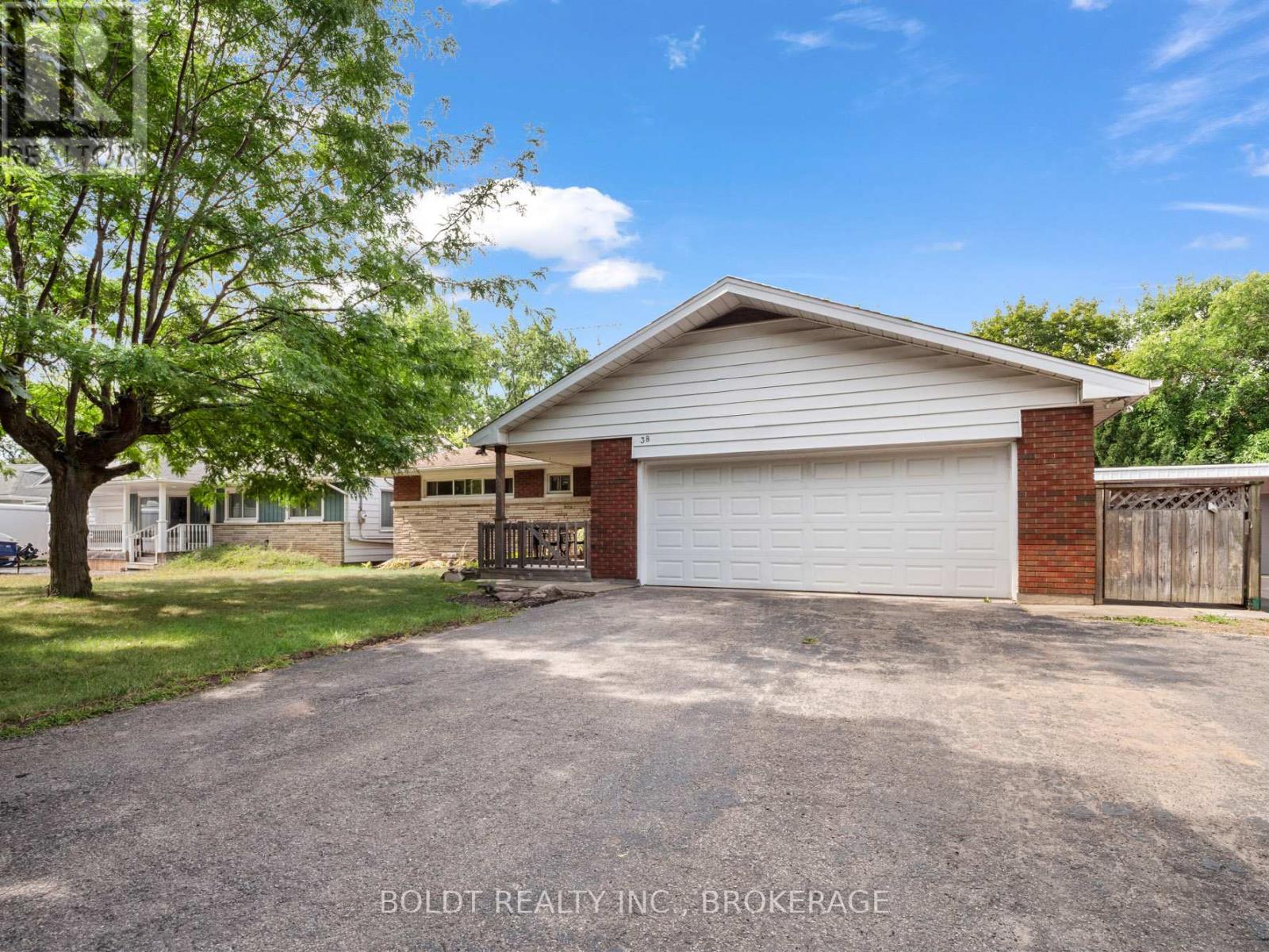 38 Kenworth Drive, St. Catharines, Ontario  L2M 4S2 - Photo 4 - X12418244