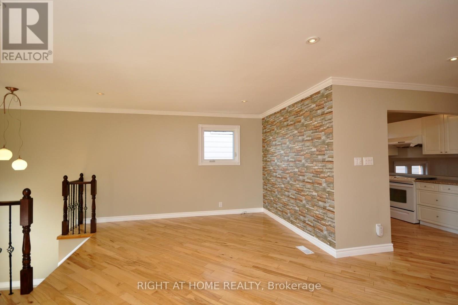 4165 Quaker Hill Drive, Mississauga, Ontario  L5C 3M2 - Photo 9 - W12505214