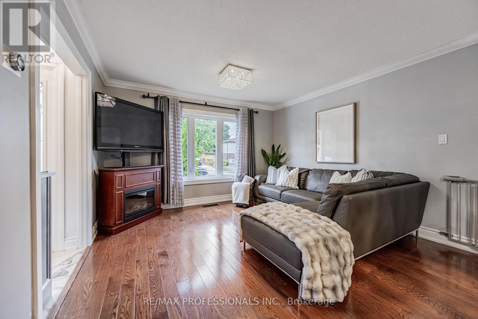 108 Avening Drive, Toronto, Ontario  M9V 4E6 - Photo 5 - W12505262