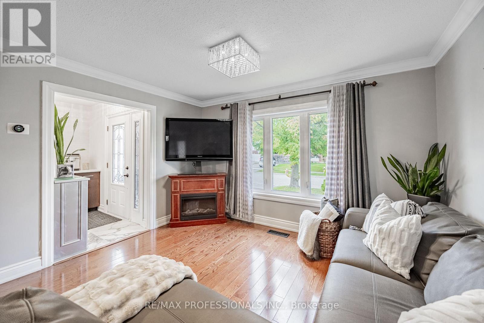 108 Avening Drive, Toronto, Ontario  M9V 4E6 - Photo 6 - W12505262