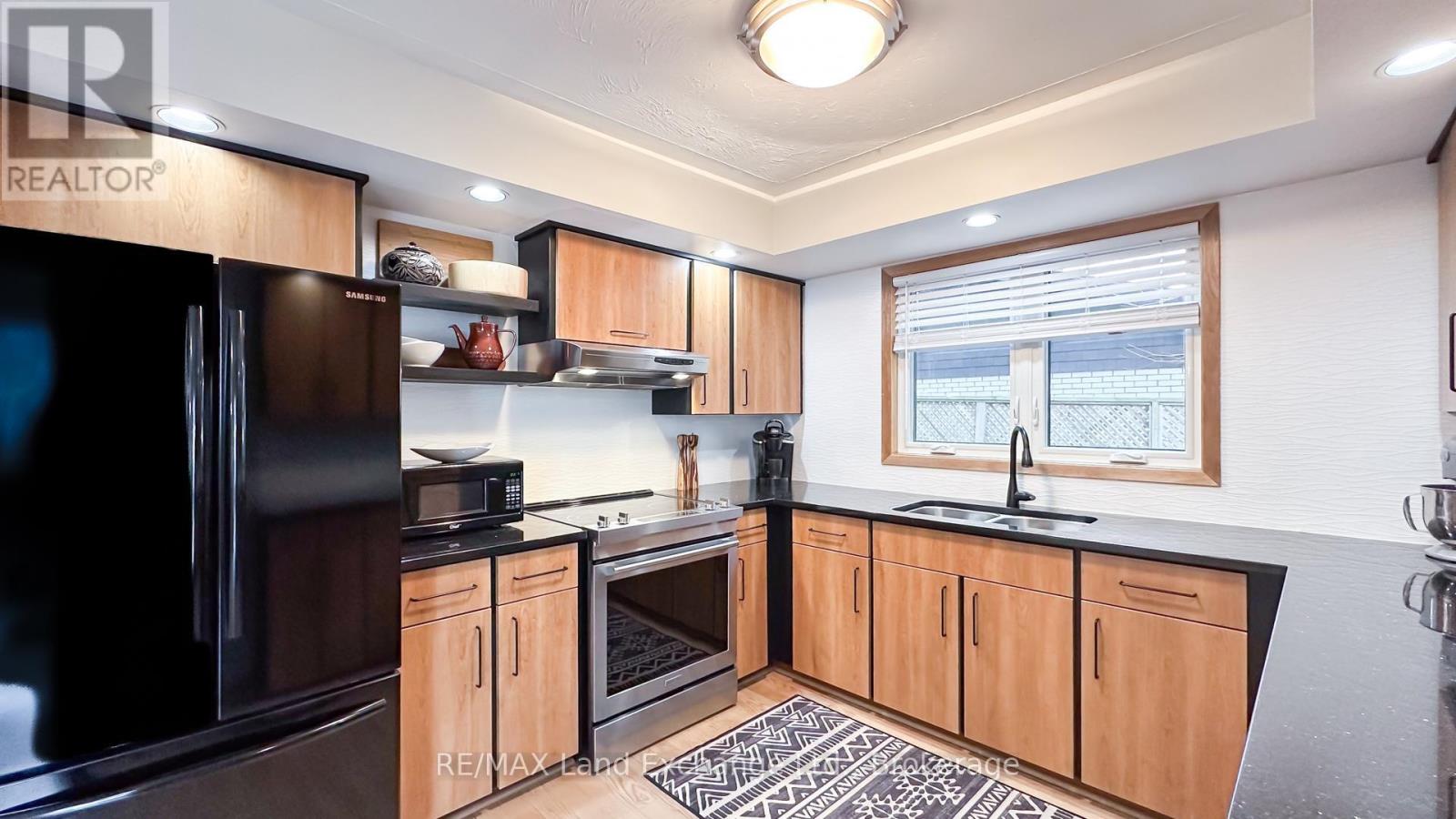 222 Penetangore Row, Kincardine, Ontario  N2Z 2P6 - Photo 11 - X12153013