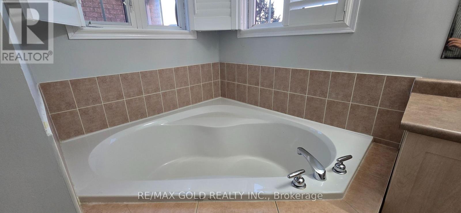 4 Fandor Way, Brampton, Ontario  L7A 2G6 - Photo 18 - W12483523