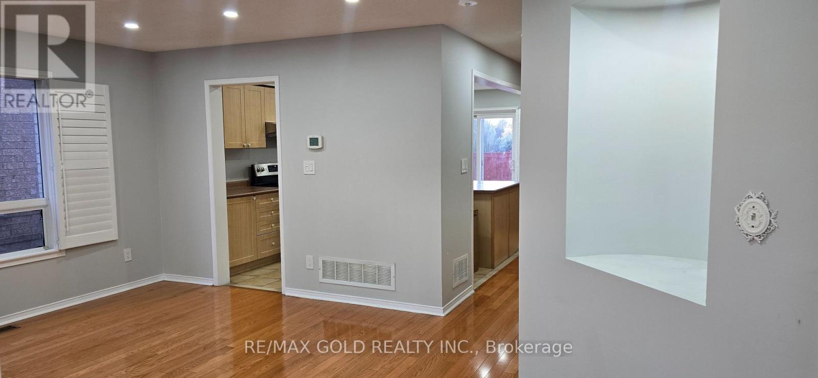 4 Fandor Way, Brampton, Ontario  L7A 2G6 - Photo 5 - W12483523