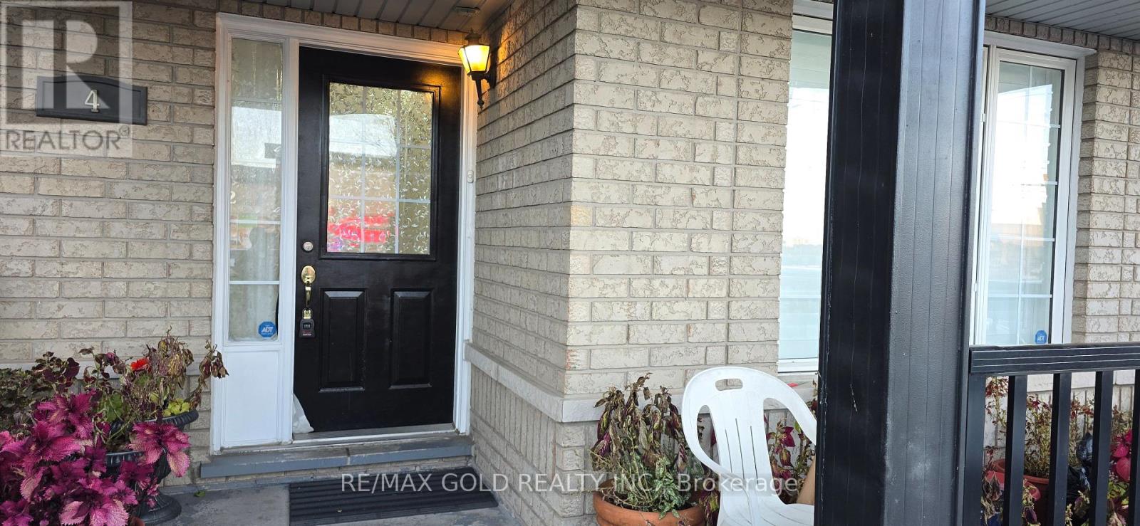 4 Fandor Way, Brampton, Ontario  L7A 2G6 - Photo 3 - W12483523