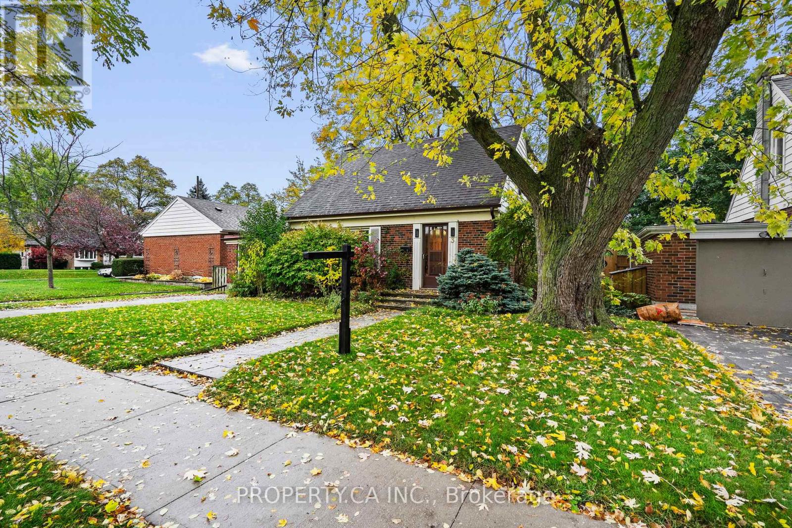 3 Ambleside Avenue, Toronto (Stonegate-Queensway), Ontario  M8Z 2H5 - Photo 2 - W12505352