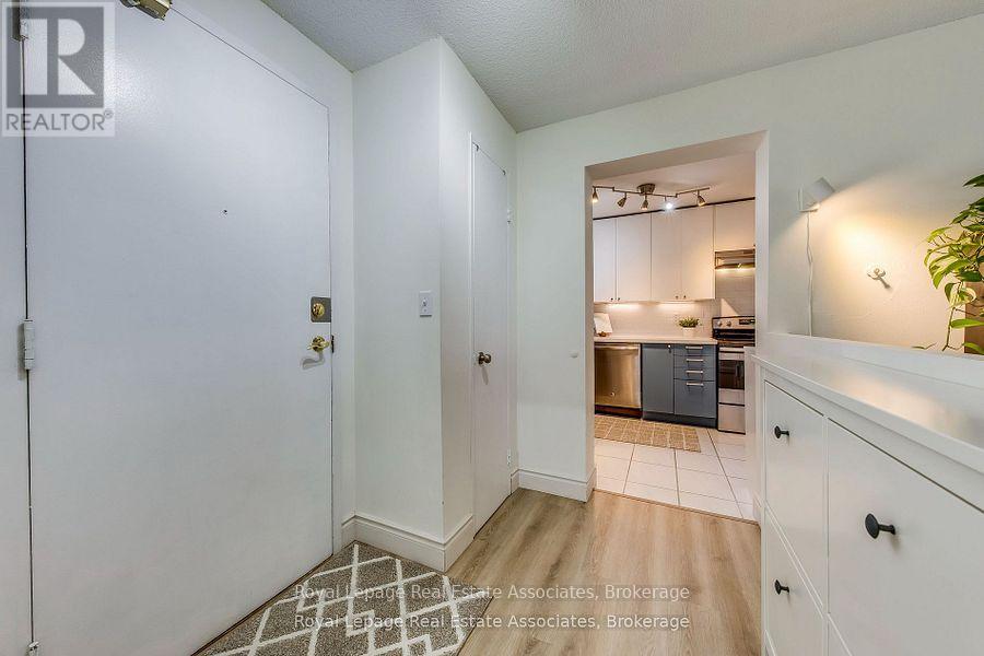 901 - 155 Hillcrest Avenue, Mississauga, Ontario  L5B 3Z2 - Photo 2 - W12505354