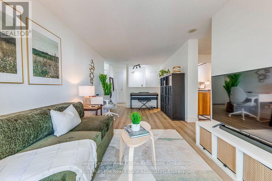 901 - 155 Hillcrest Avenue, Mississauga, Ontario  L5B 3Z2 - Photo 3 - W12505354