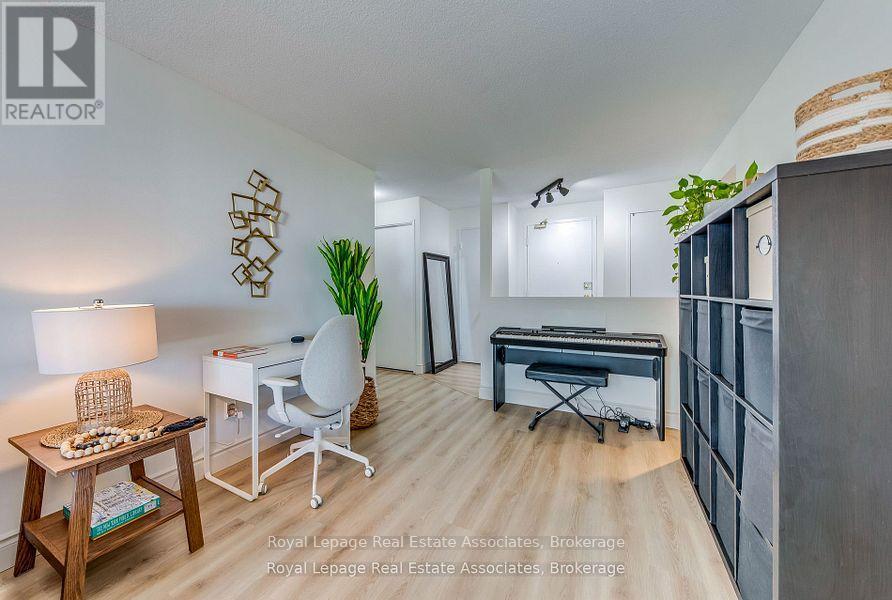 901 - 155 Hillcrest Avenue, Mississauga, Ontario  L5B 3Z2 - Photo 6 - W12505354