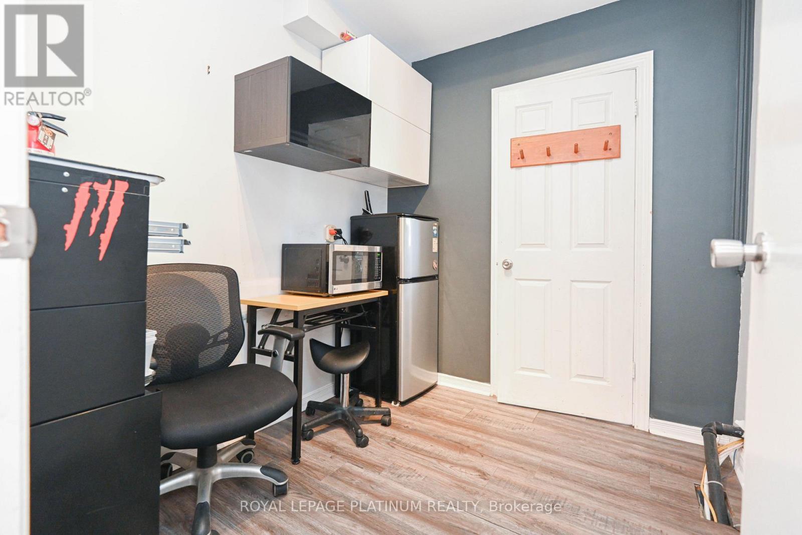 37 Dundas Street W, Mississauga, Ontario  L5B 1H2 - Photo 10 - W12505362