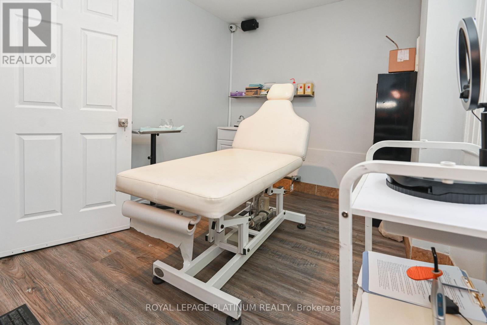 37 Dundas Street W, Mississauga, Ontario  L5B 1H2 - Photo 13 - W12505362