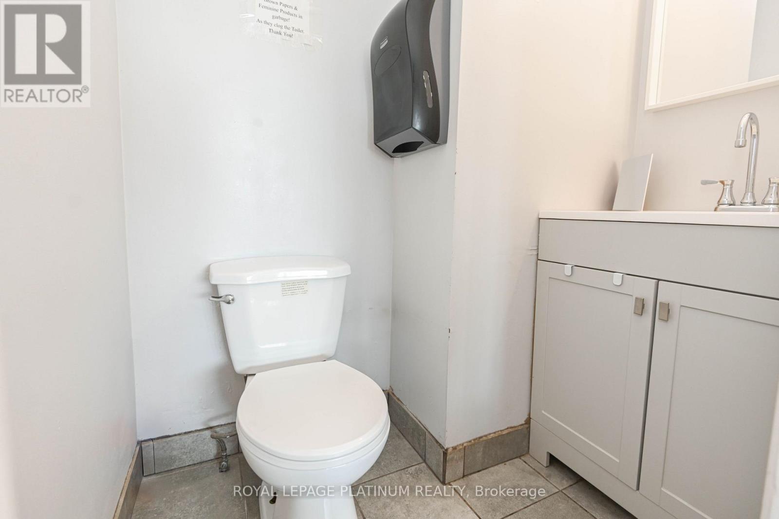 37 Dundas Street W, Mississauga, Ontario  L5B 1H2 - Photo 14 - W12505362