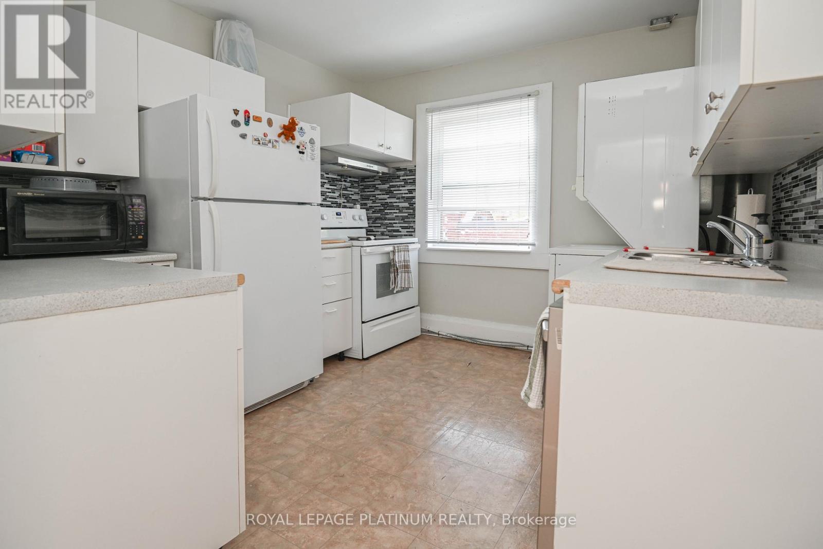 37 Dundas Street W, Mississauga, Ontario  L5B 1H2 - Photo 24 - W12505362