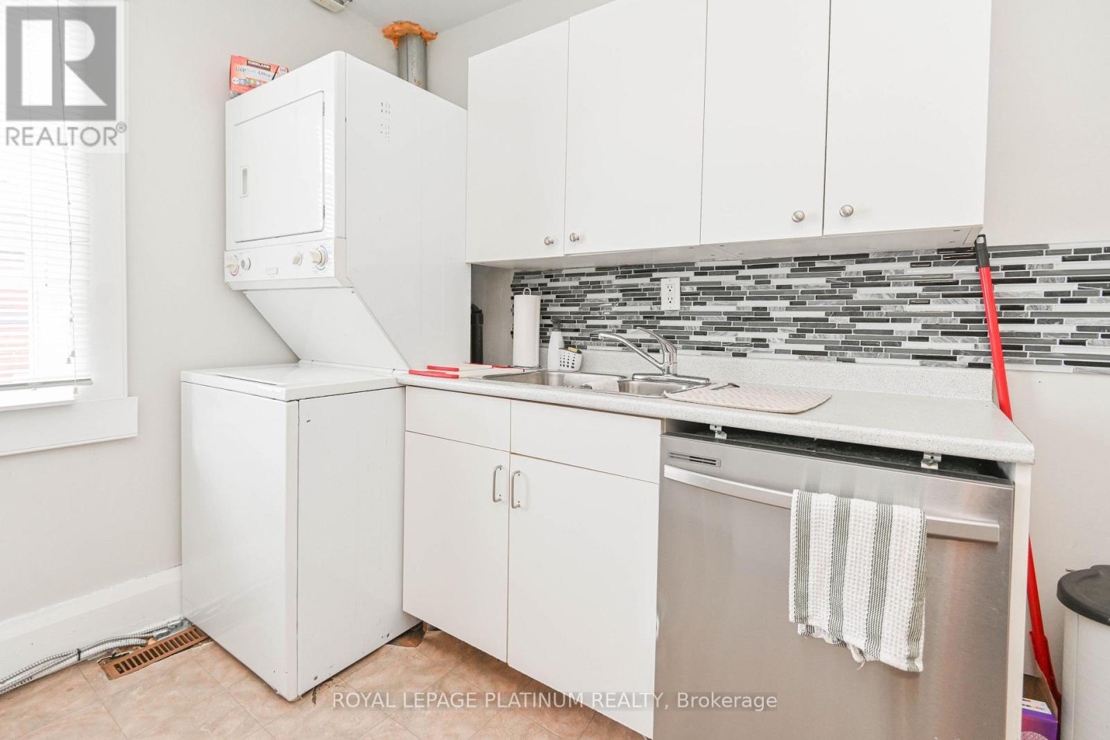 37 Dundas Street W, Mississauga, Ontario  L5B 1H2 - Photo 25 - W12505362