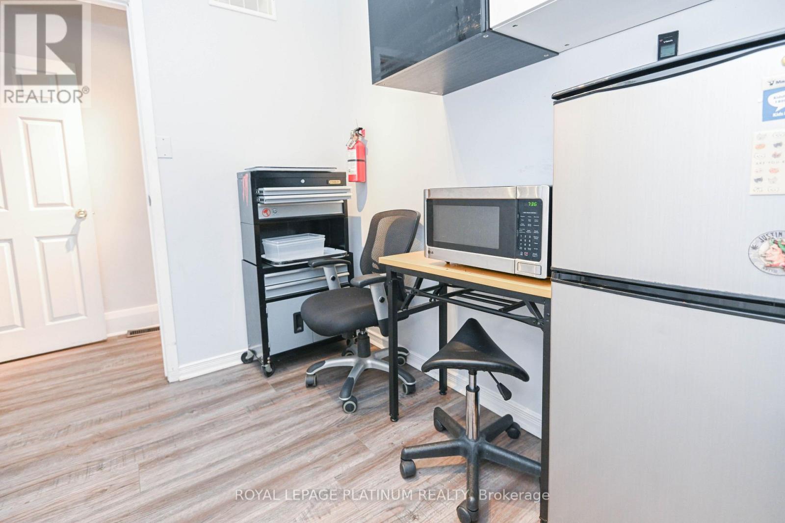 37 Dundas Street W, Mississauga, Ontario  L5B 1H2 - Photo 9 - W12505362