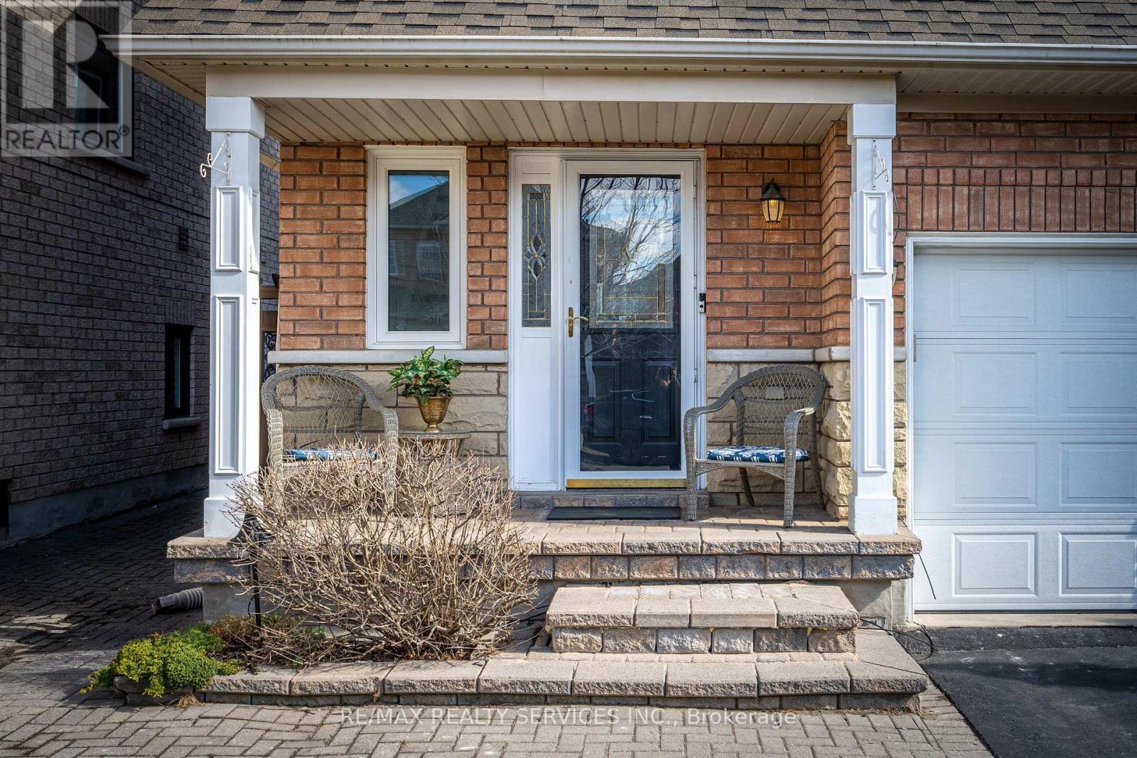 3748 Pearlstone Drive, Mississauga, Ontario  L5M 7H1 - Photo 5 - W12505416