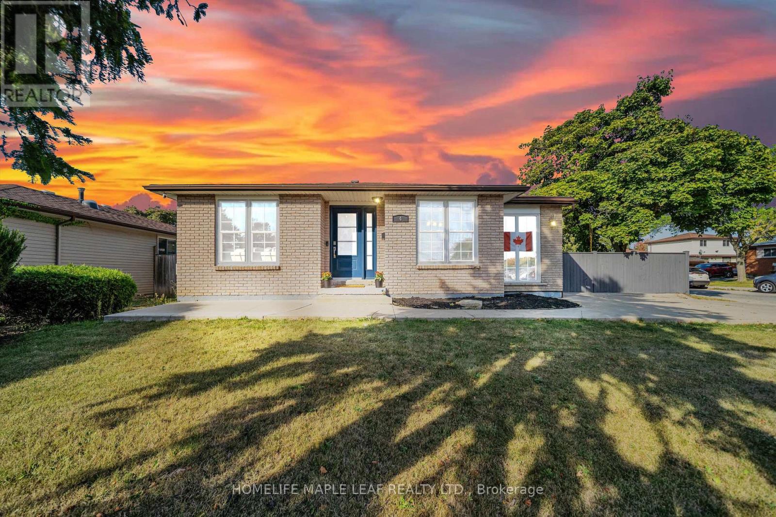 4 LISA COURT, Hamilton, Ontario