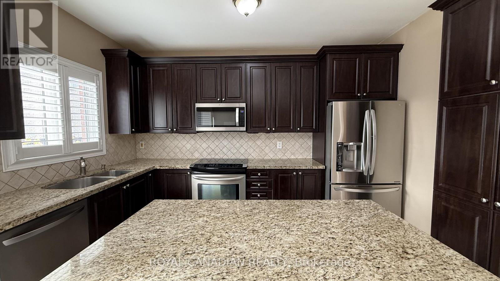 382 Sunny Meadow Boulevard, Brampton, Ontario  L6R 0N9 - Photo 10 - W12505394