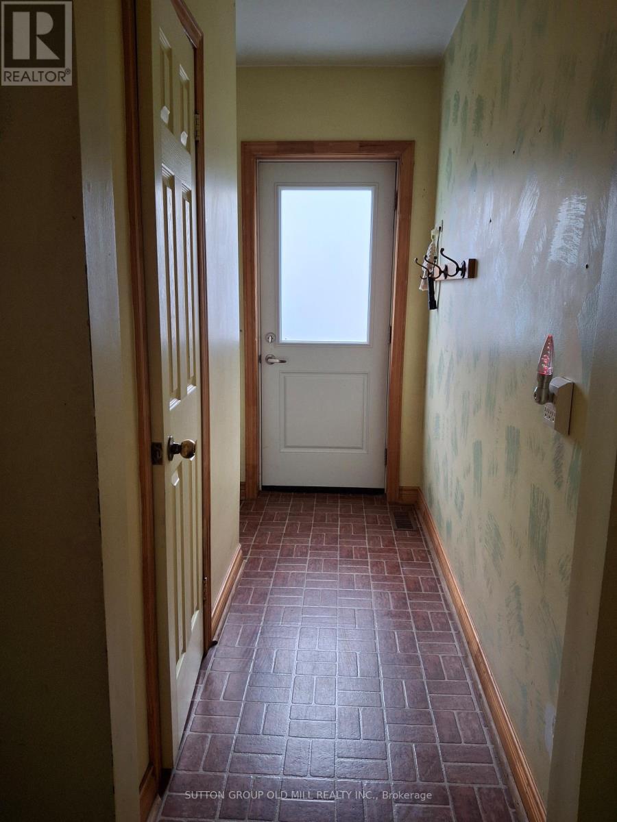 60 Harborn Road, Mississauga, Ontario  L5B 1A4 - Photo 11 - W12505464