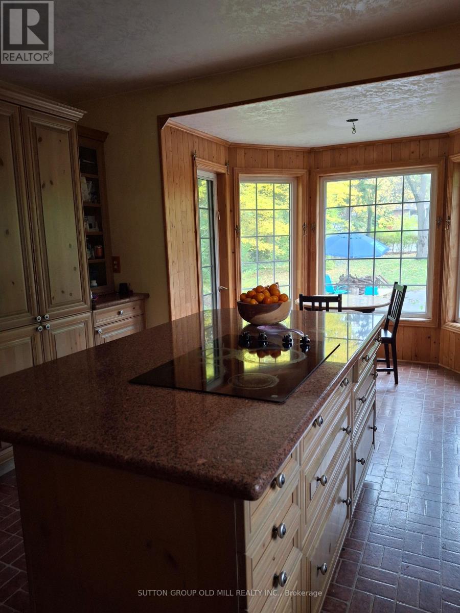 60 Harborn Road, Mississauga, Ontario  L5B 1A4 - Photo 2 - W12505464