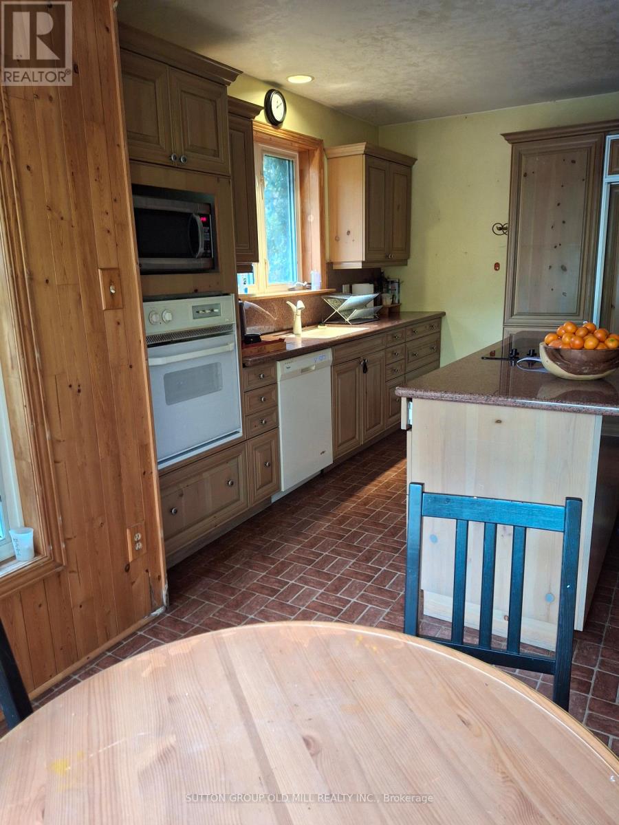 60 Harborn Road, Mississauga, Ontario  L5B 1A4 - Photo 3 - W12505464