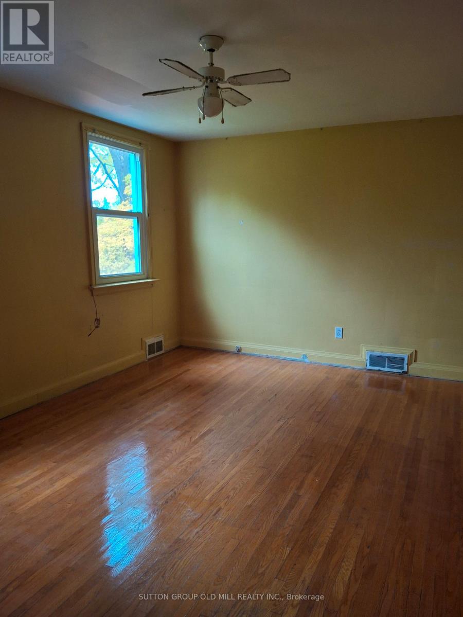 60 Harborn Road, Mississauga, Ontario  L5B 1A4 - Photo 7 - W12505464