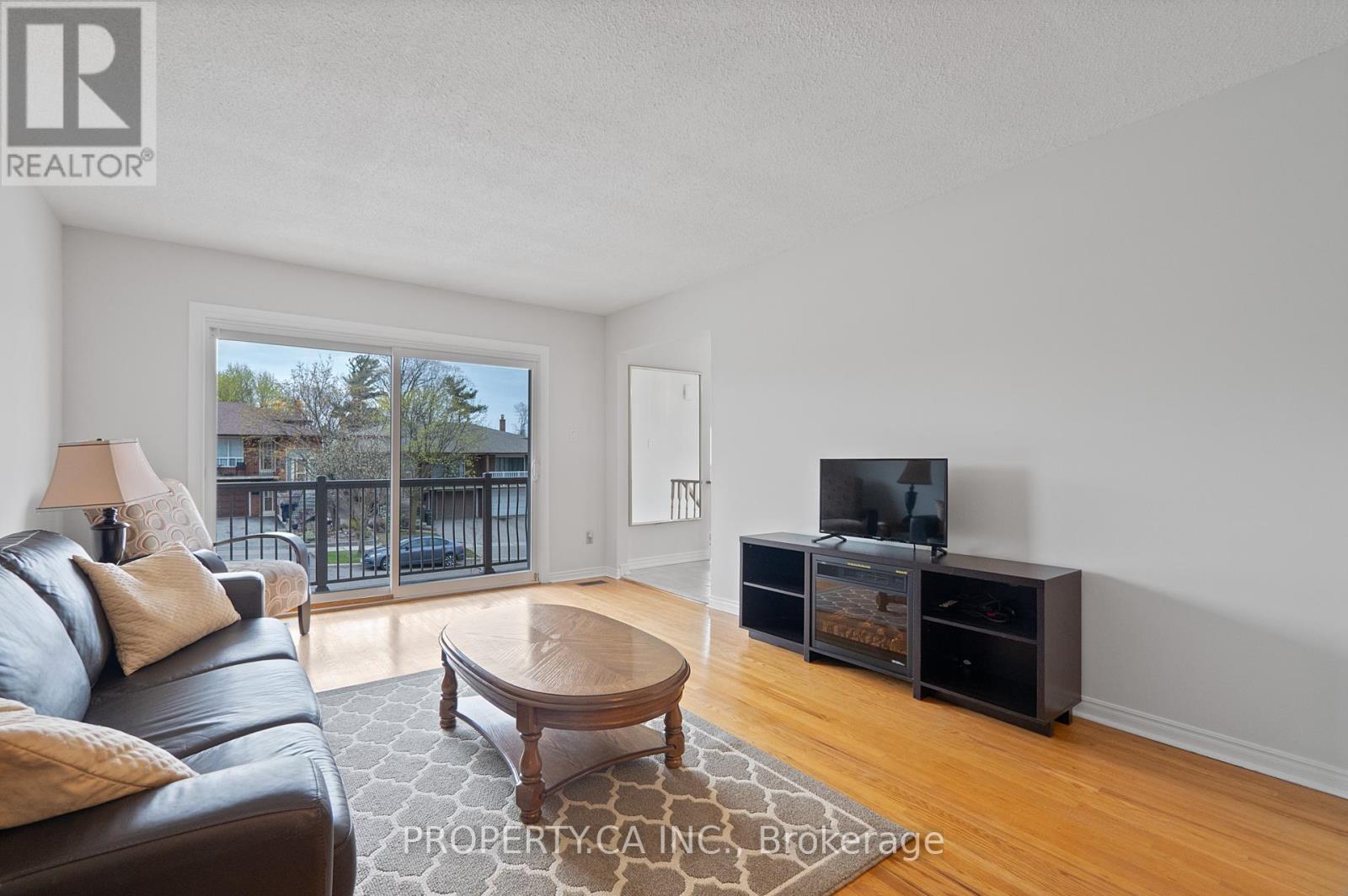 28 Clubhouse Court, Toronto, Ontario  M3L 2K5 - Photo 10 - W12505480