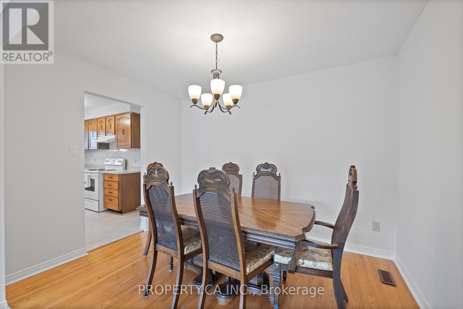 28 Clubhouse Court, Toronto, Ontario  M3L 2K5 - Photo 11 - W12505480